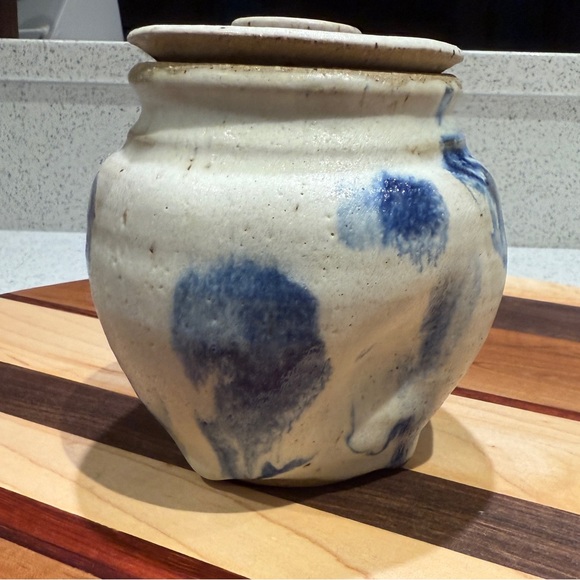 Vintage Ceramic Lidded Jar Cream with Blue Accents Signed by Artist Kate Keilty - Picture 2 of 8